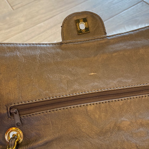 Silver soft leather purse with gold hardware - Picture 7 of 7